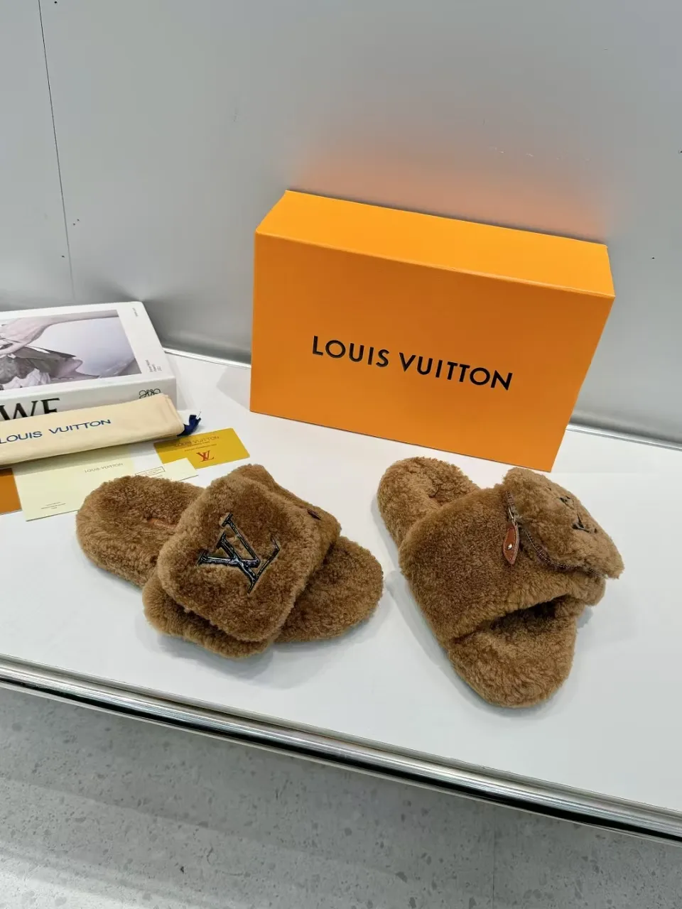 👟👟Ex-factory price 500👟👟 Popular style [LV mop] official website synchronization: counter quality! My family only makes all-genuine lamb 🐑 wool. A giant trendy fall and winter thick-soled fur flip flop. The super comfortable and luxurious wool texture makes your feet more beautiful, confident and comfortable. It is very suitable for home and outdoor use. 1: Fabric: Genuine leather lamb 🐑 wool 2: Lining: Genuine leather lamb 🐑 wool 3: Foot pads: Genuine leather lamb 🐑 wool 4: Outsole: Wear-resistant and non-slip rubber outsole 5: Number of yards: 35-41 yards [Note: 41 customized]